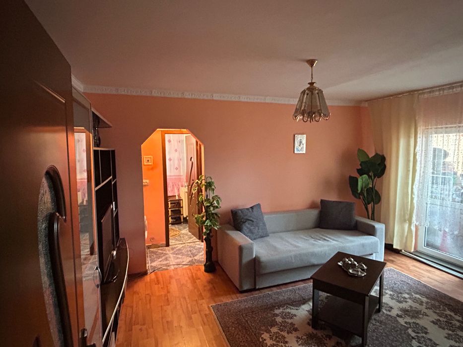 Vând apartament două camere decomandat situat pe strada știrbei vodă Călărasi