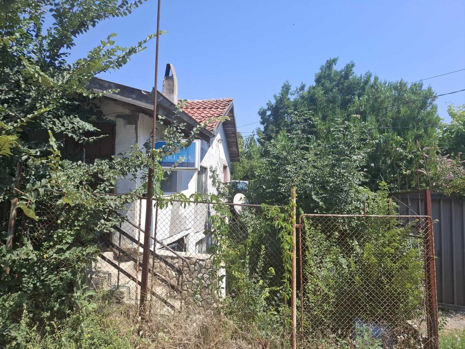 Продава къща с двор