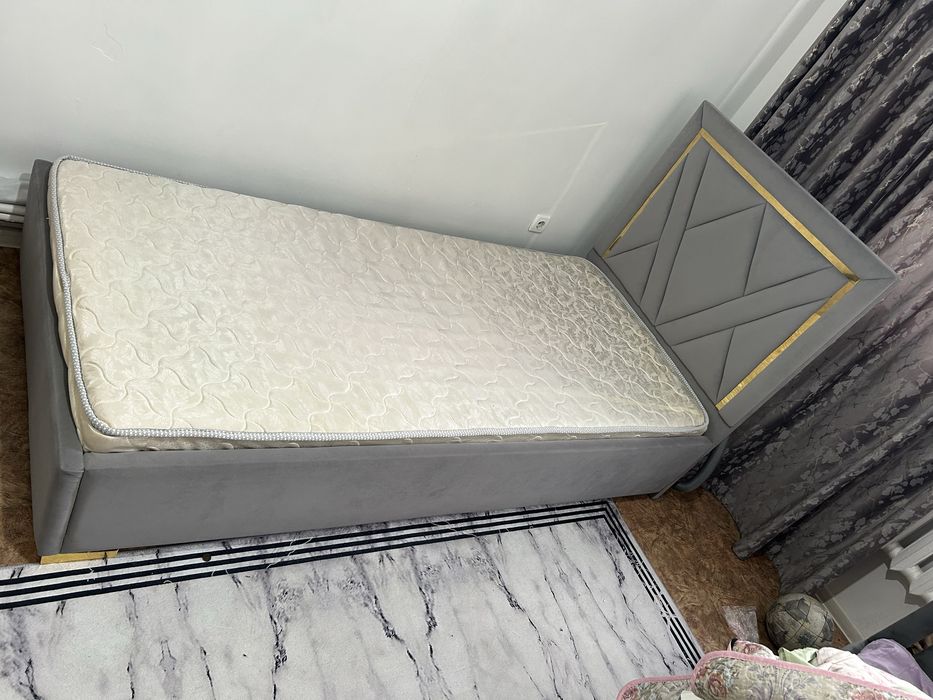 Кровать с матрасом 70000