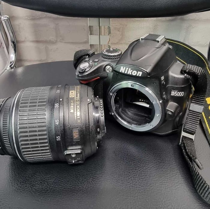 Фотоапарат Nikon D5000 с обектив Nikon AF-S DX NIKKOR 18–55mm f/3.5–5.6G VR
