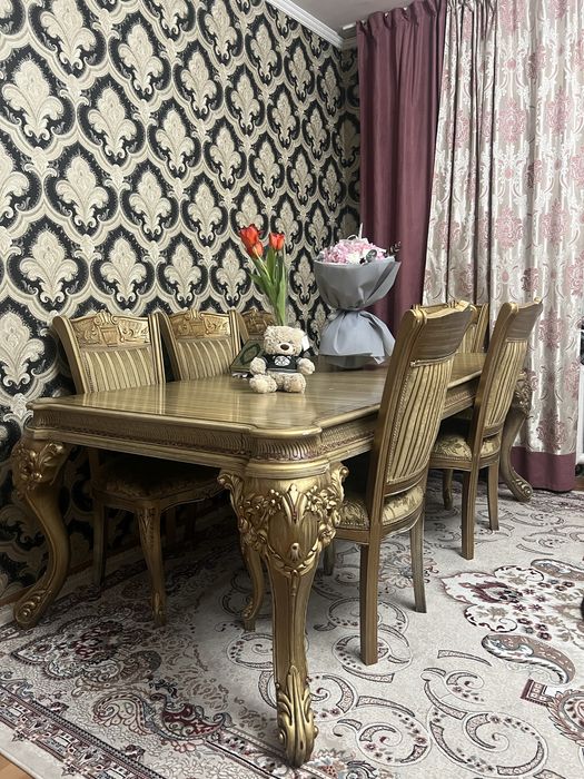 Стол и стулья в гостиную