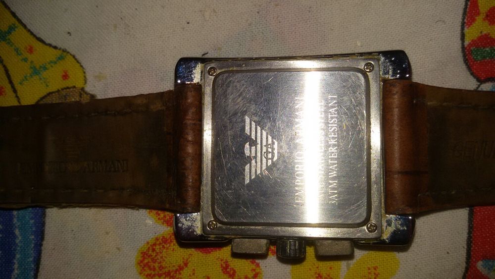 Часовник с кафява каишка и кутия за часовник