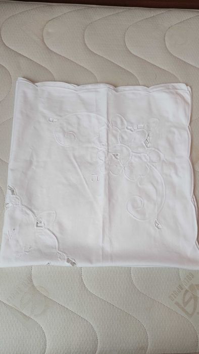 Памучна покривка с рязана бродерия