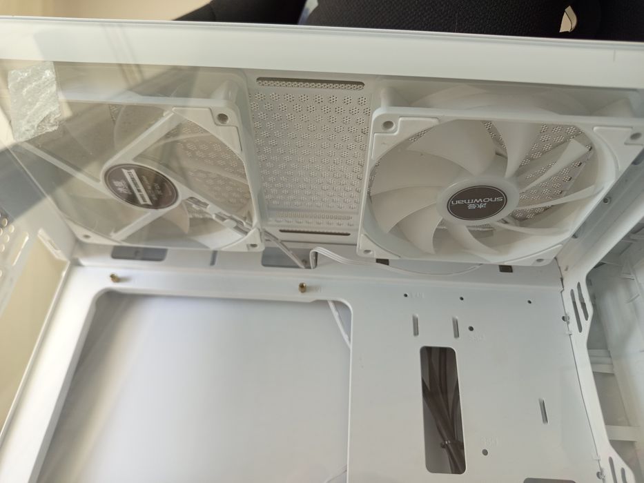 Vând carcasa pc gaming