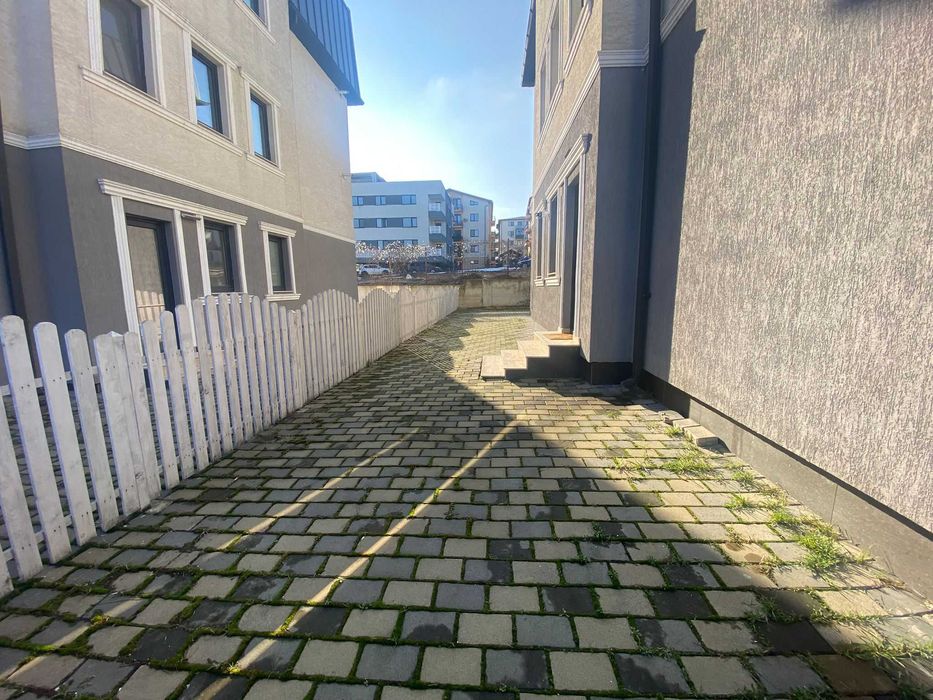 Apartament 3 camere si curte proprie, bloc nou