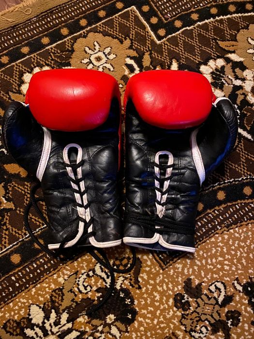 Боксёрские перчатки и груша