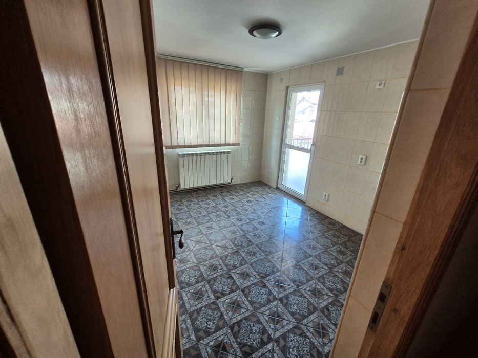 Închiriez casă cu etaj pentru activităţi comerciale, sediu firmă etc.