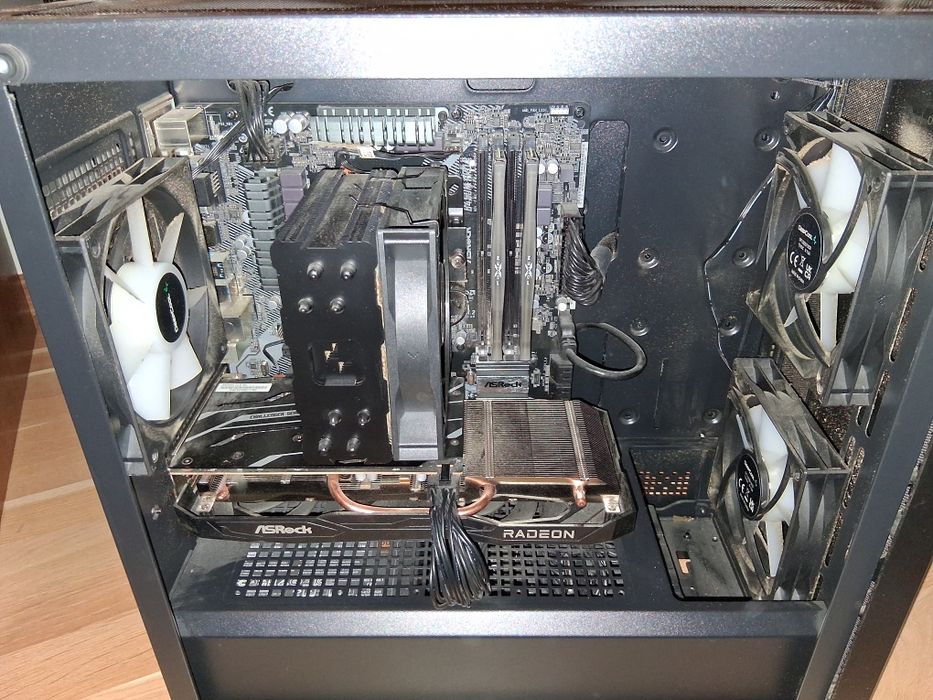 Геймърски компютър AMD Ryzen / RX 6600 / 16 GB RAM / 1 TB SSD