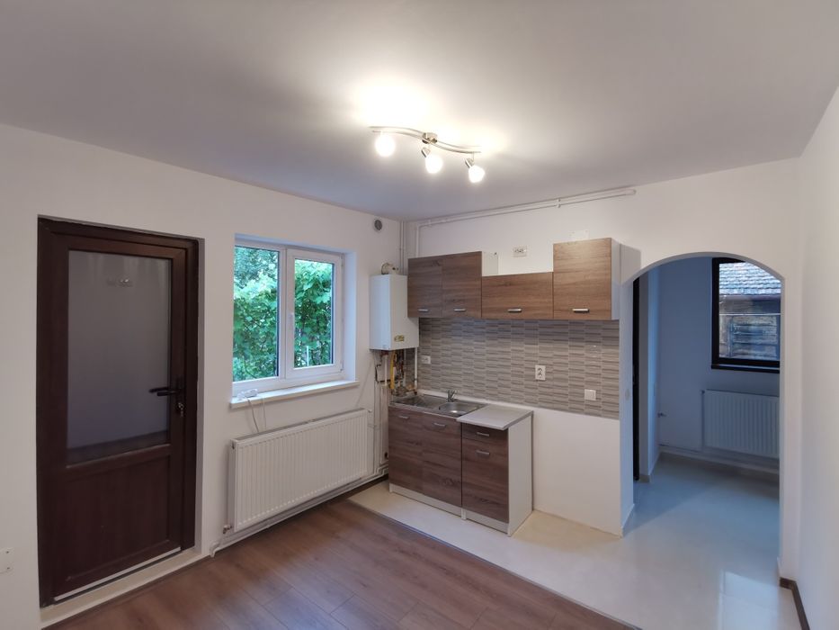 Inchiriez casa in curte comuna