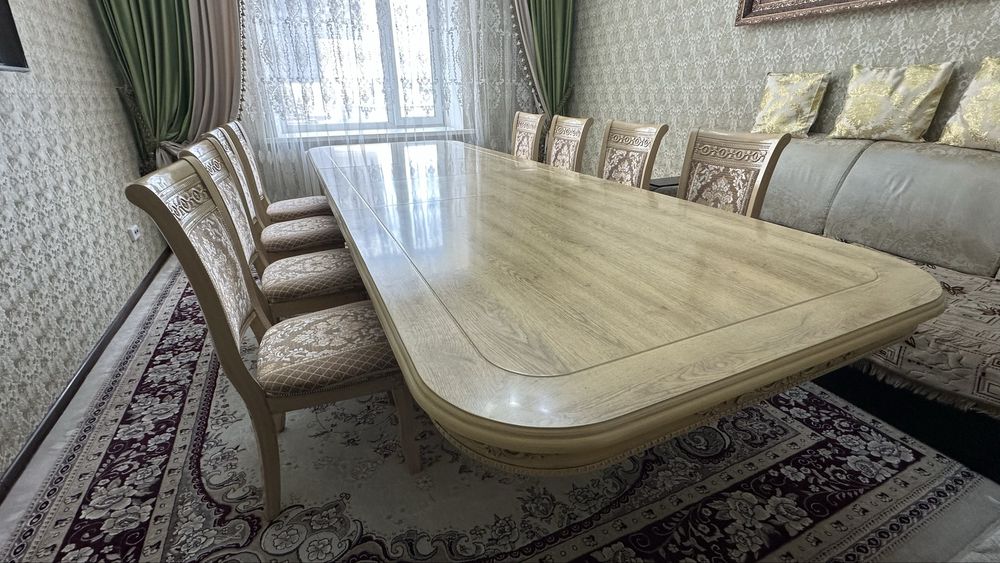 Стол со стульями