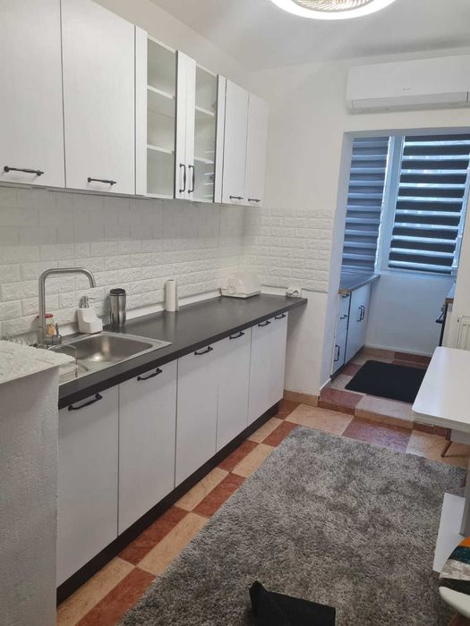 Inchiriez apartament cu 3 camere, Decebal/ Doina