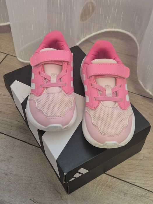 Маратонки Adidas, номер 25