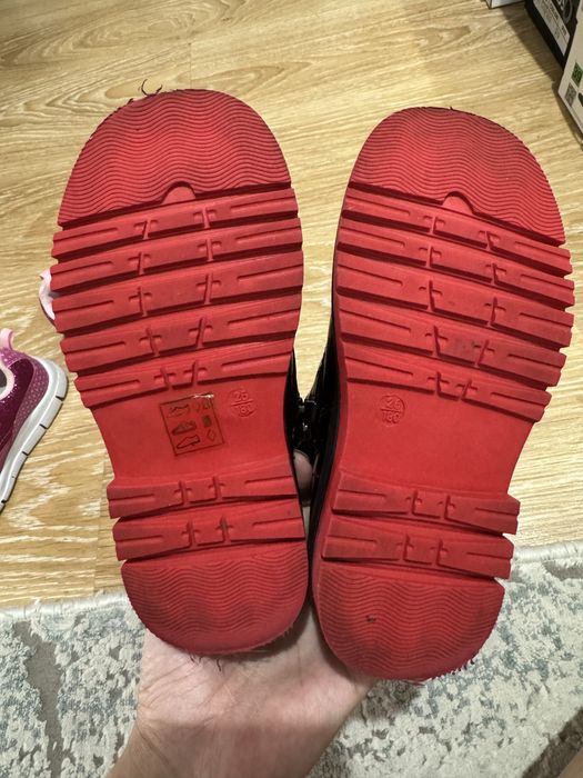 Продам обувь на девочку 24-25 размер