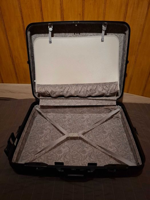 Голям пластмасов пътнически куфар