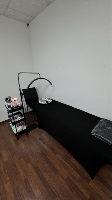 Кушетка , стол, стулья, зеркало