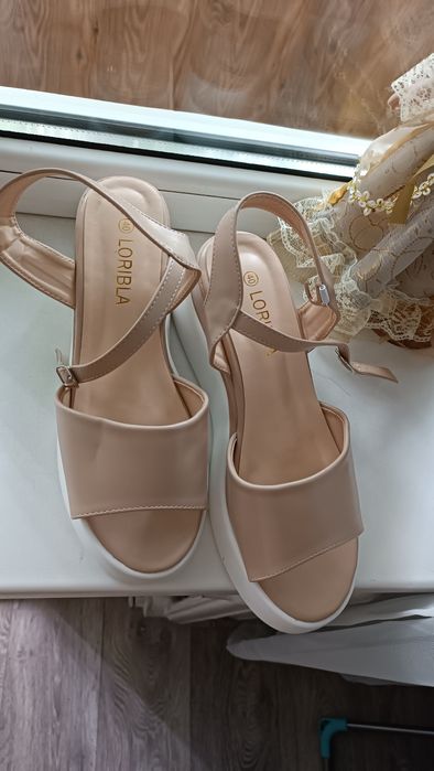 Продам новые босоножки р.40