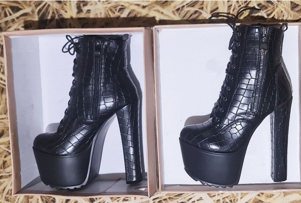 Луксозни дамски боти от релефна изкуствена кожа с ток и платформа/N36