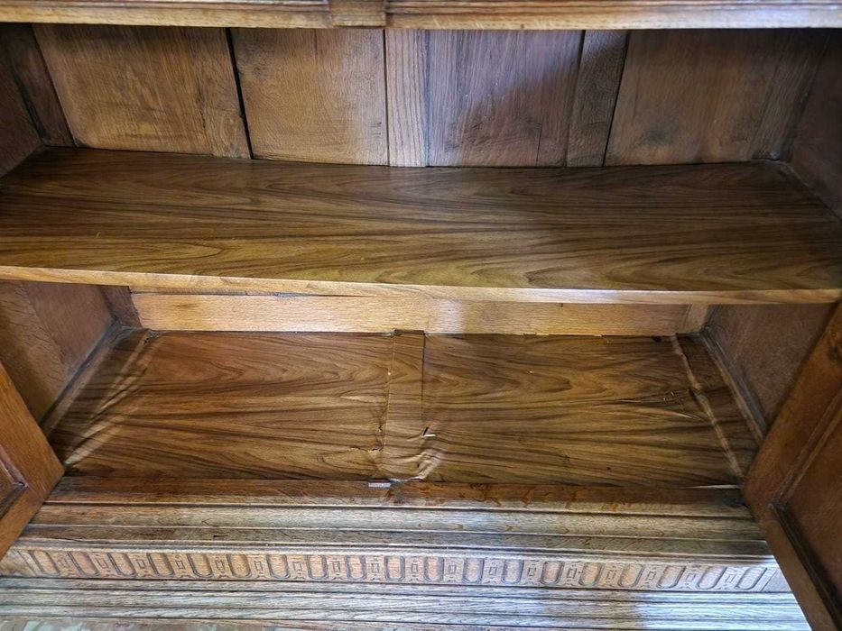 Резбован дъбов бюфет с огледални врати на две части