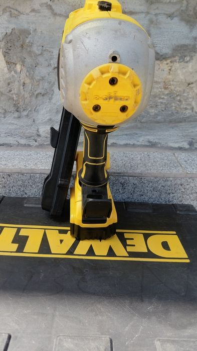Такер/ пистолет за пирони до 9см Девалт DeWalt DCN692