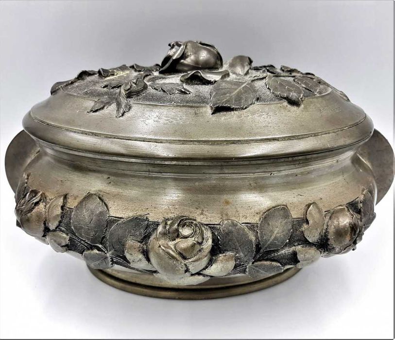 Splendid vas vechi art nouveau designer A.THEVENIN din spelter ( argint in compozitie) manopera superba trandafiri relief