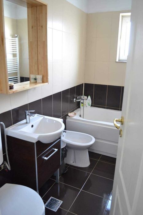 Închiriez apartament cu 3 camere in Slatina.