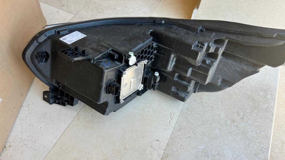 Far dreapta Renault Trafic III cod 260102899R