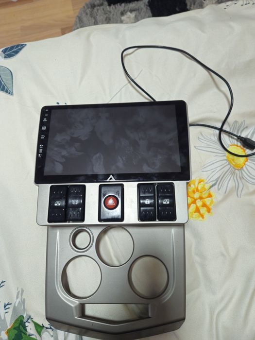 Vând navigație dedicată logan