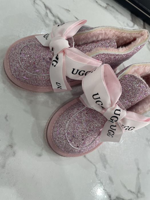 Продам детские угги новые!