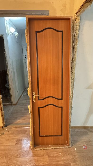 Продам б/у двери ,стол,прихожка