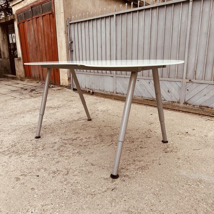 Дизайнерско шведско офис бюро IKEA GALANT – стъклен плот