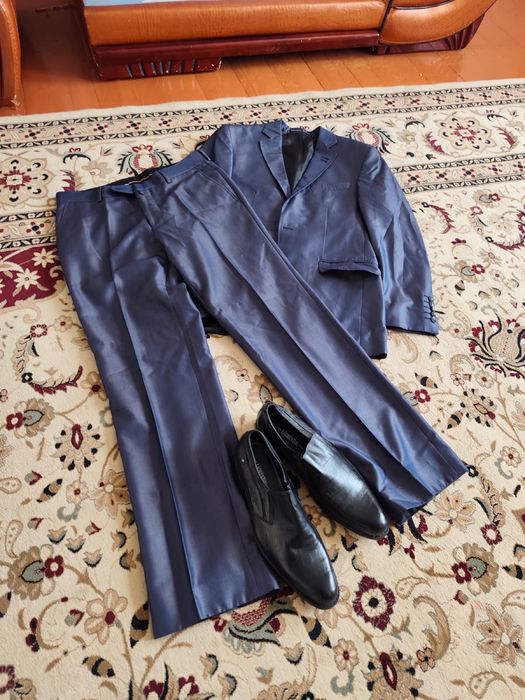 Тёмно-синий костюм