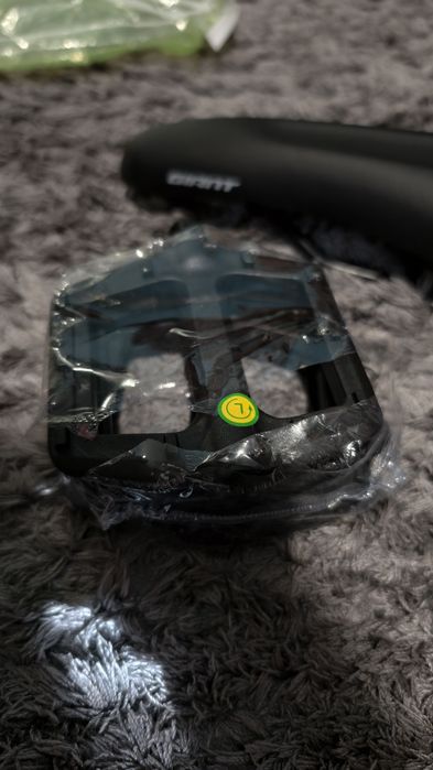 Седло, грипсы и педали для велосипеда