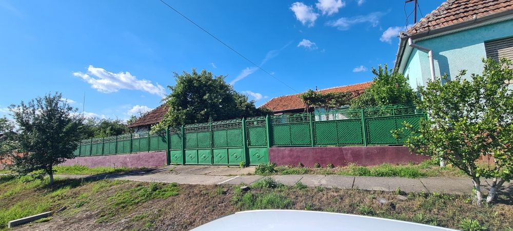 Vând casa cu teren