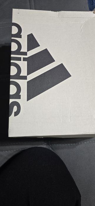 Кроссовки  белые от Адидас.