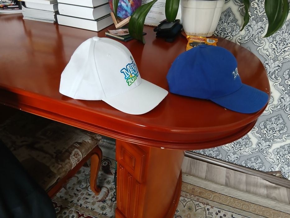 Продам две кепки с логотипом "МаксиЧай"