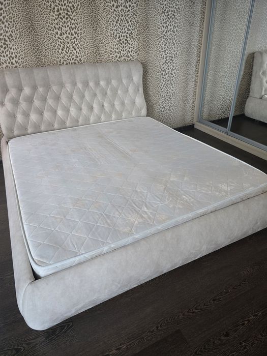 Продаются б/у матрас и мебель