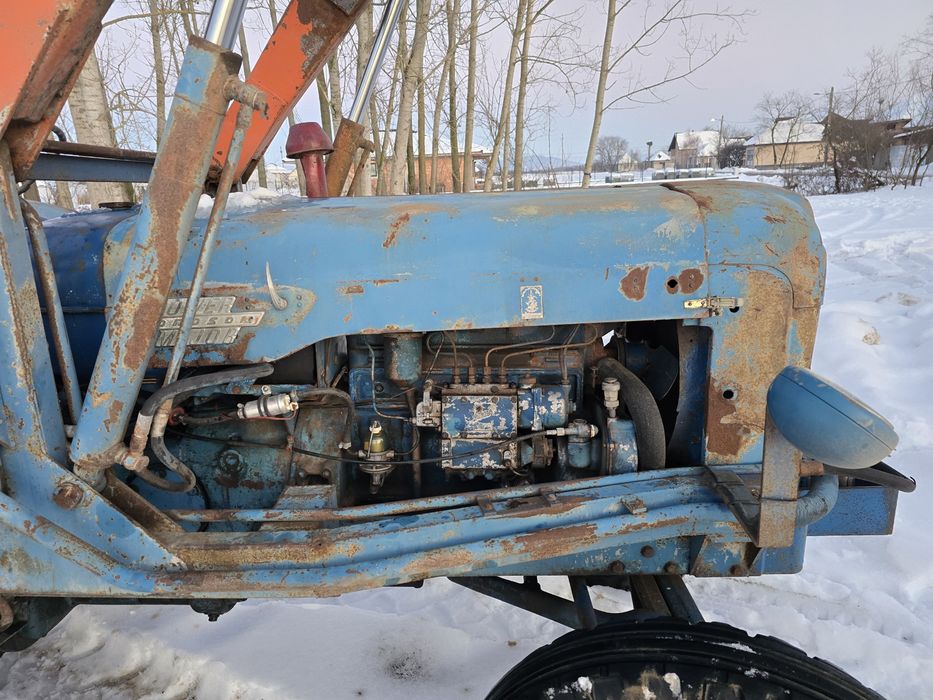 Tractor cu încărcător. Ford fordson.