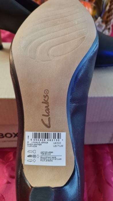 De vânzare două perechi de pantofi noi.