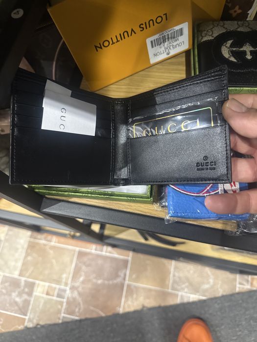 Продавам Кожен партфеил на GUCCI  и Goyard