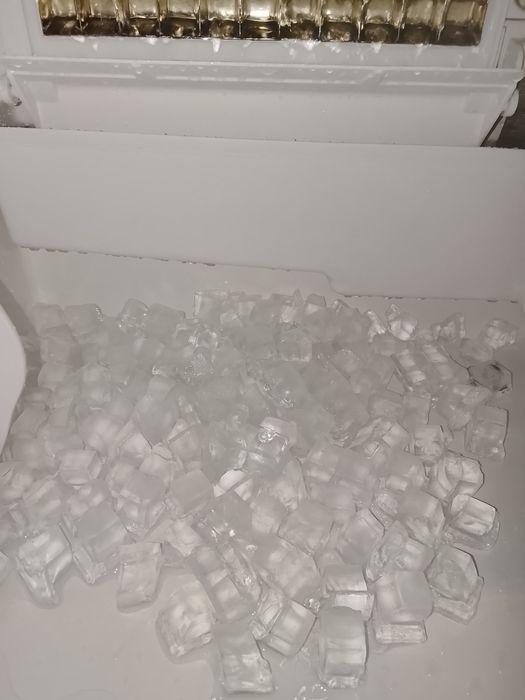 Готовый лёд на стакане