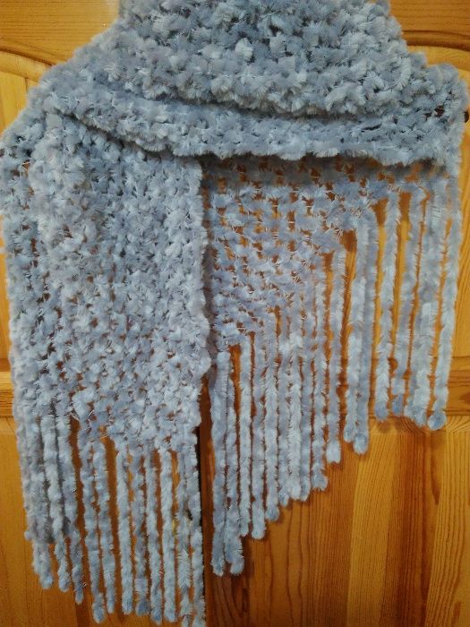 Дамски сив пухен шал