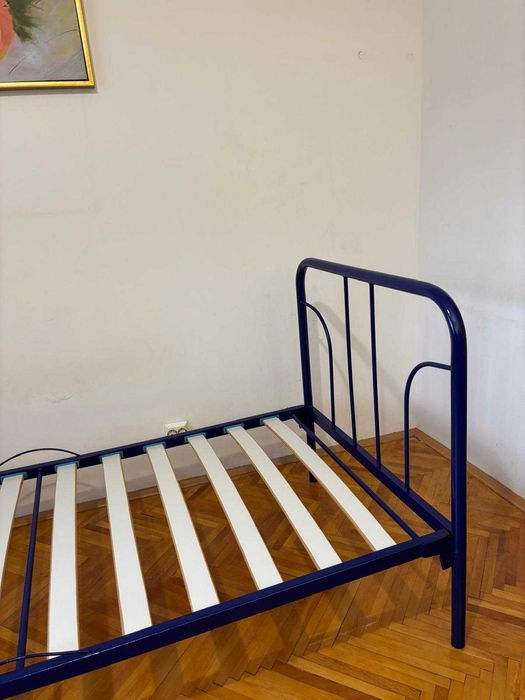 Pat schelet metalic, pentru o persoana, este impreuna cu somiera.
