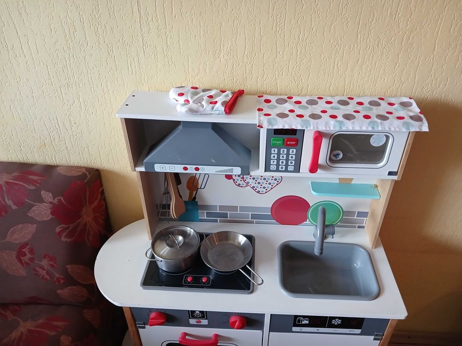 Детска дървена кухня изцяло оборудвана!