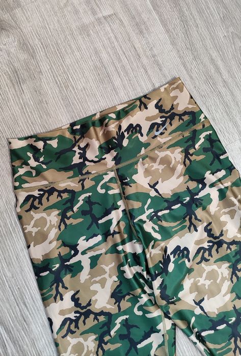 Дамски клин Nike size M камуфлажен в отлично състояние