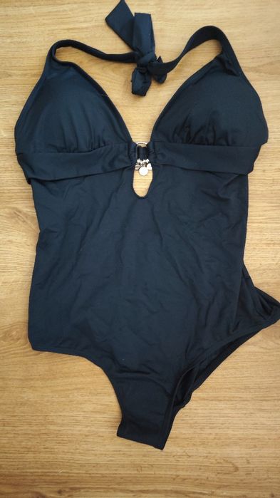 Бански различни и Парео дантела .