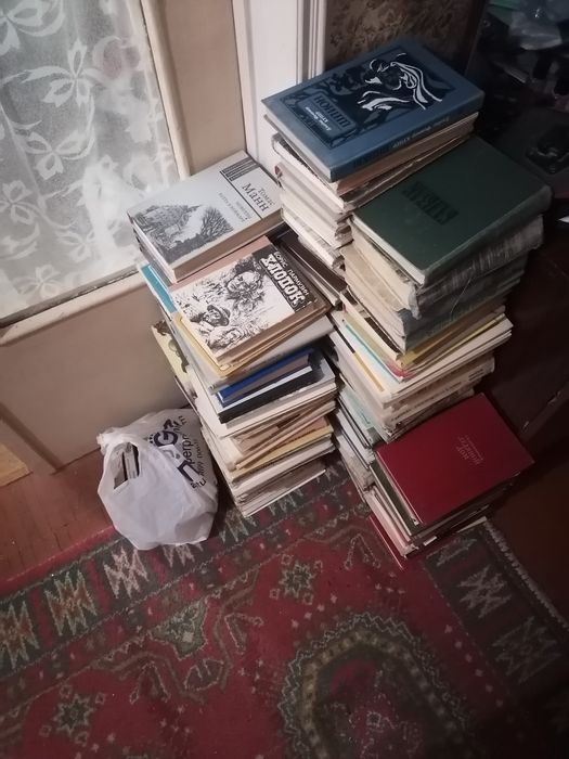 Книги ... на фото только часть.