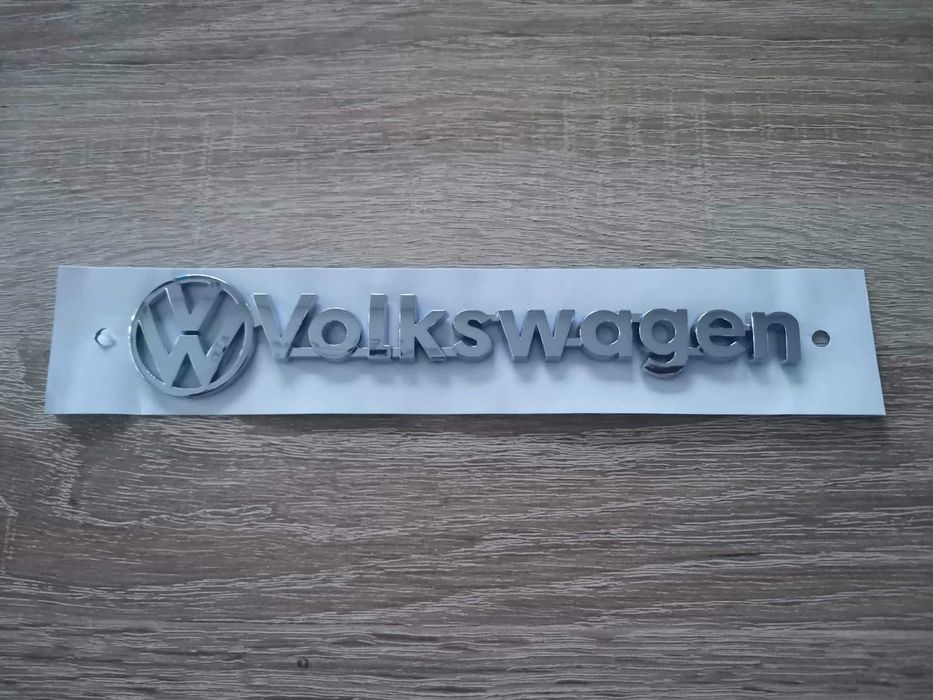 сребрист надпис Volkswagen