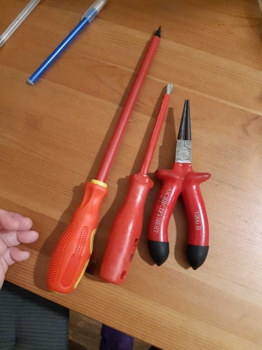 продам отвертки и круглогубцы