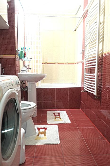 Vând apartament 5 camere + 1 sau 2 garaje la demisol (Vlaicu-Stupilor)