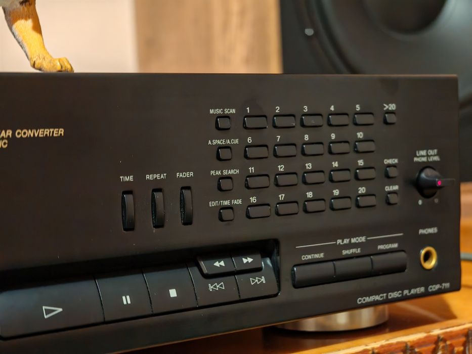 Sony CDP-711. O piesă de top. Date tehnice mari. Ca nou ! Preț fix !